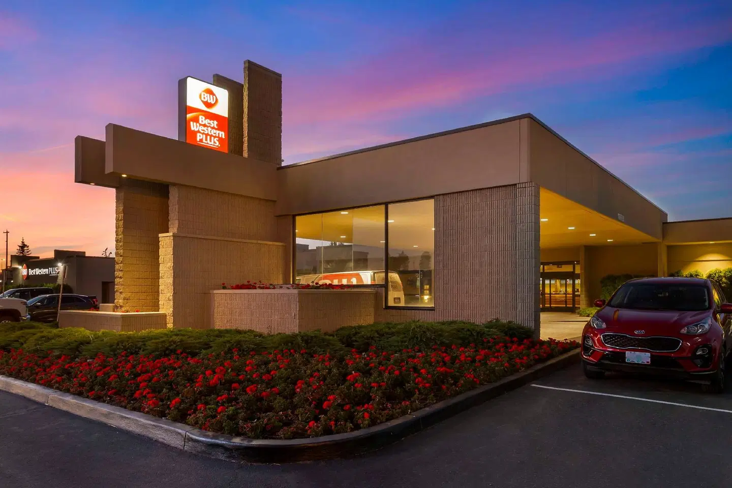 Best Western Plus University Inn EXTERIOR