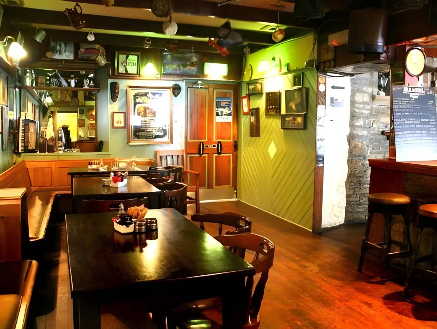 Maddens Bridge Bar, Restaurant & Guesthouse Bar