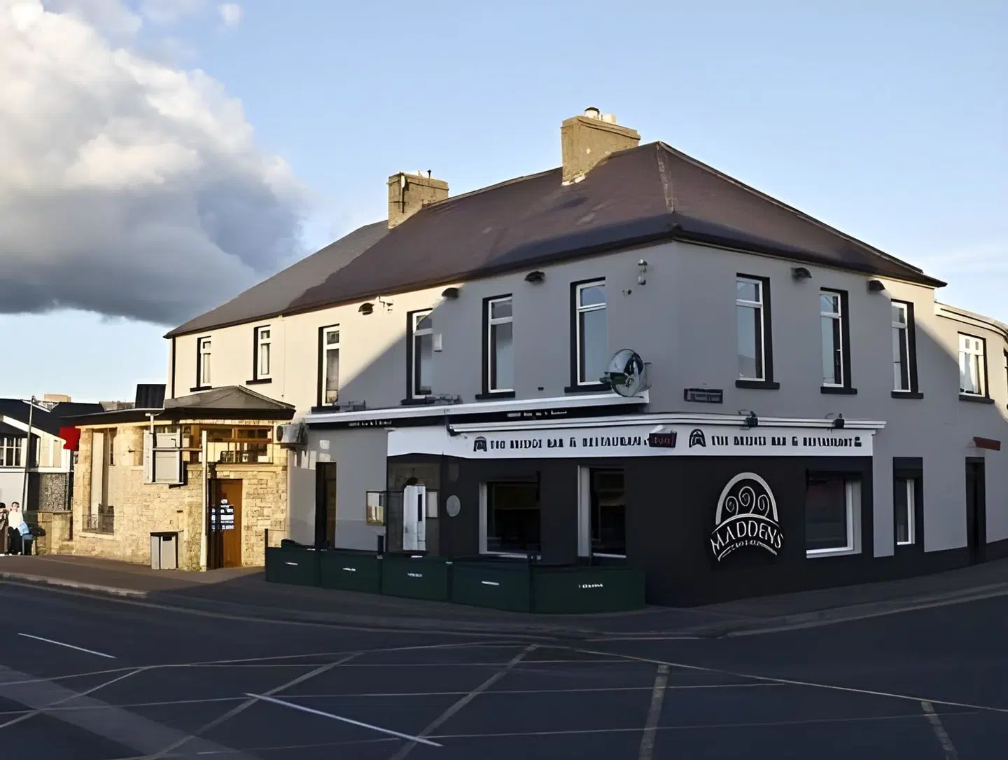 Maddens Bridge Bar, Restaurant & Guesthouse EXTERIOR