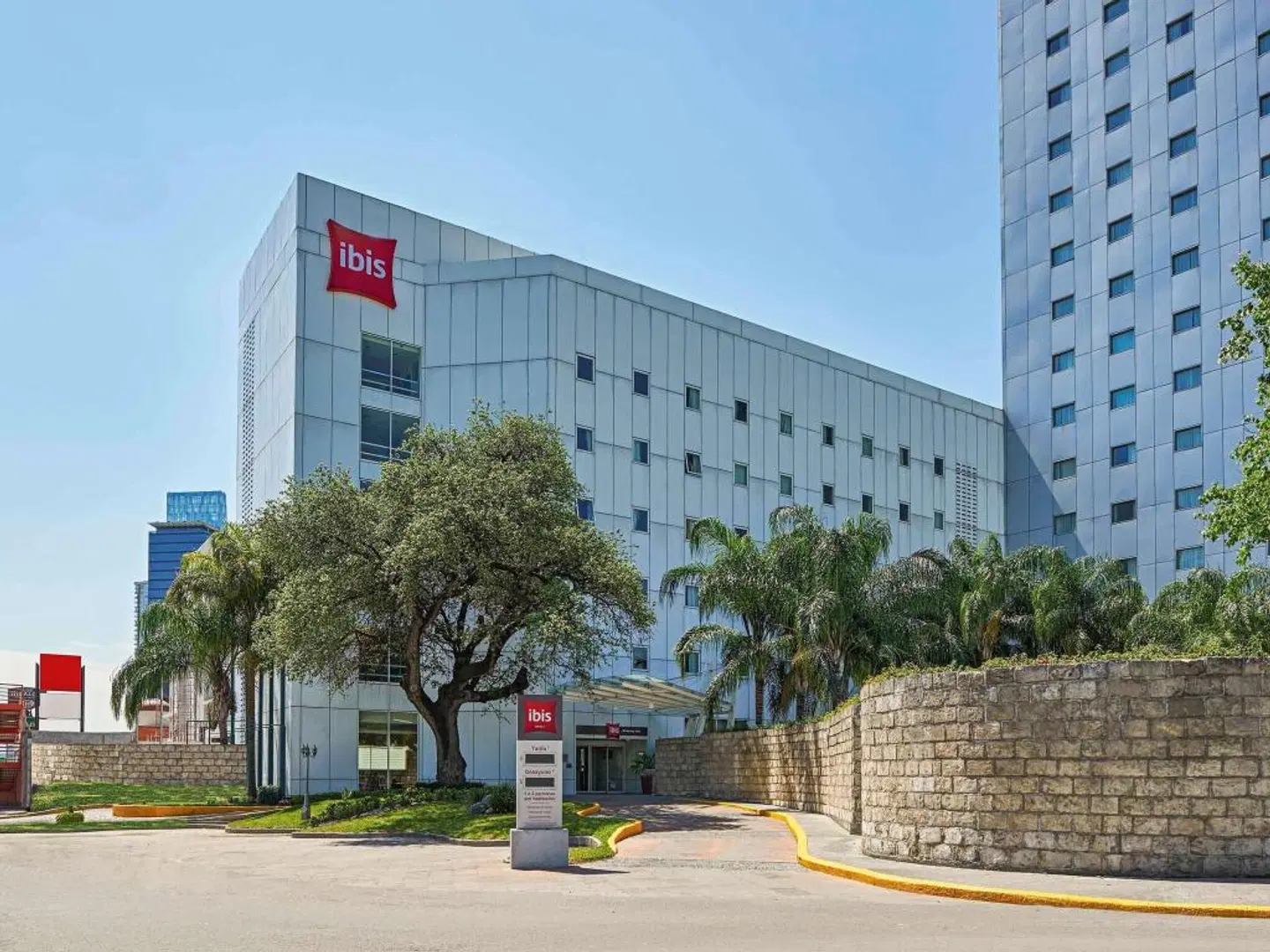 ibis Monterrey Valle EXTERIOR