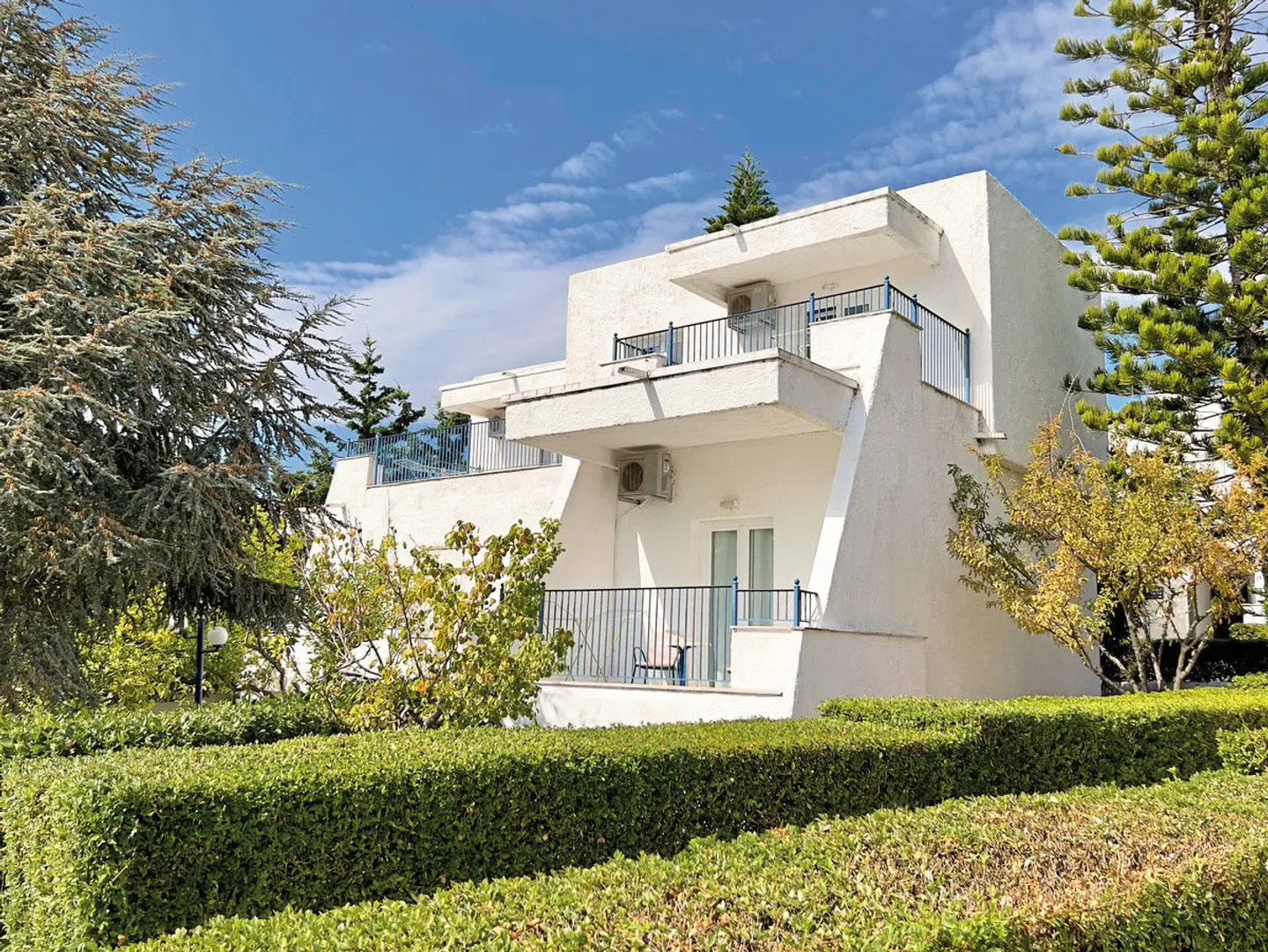 Muses EXTERIOR