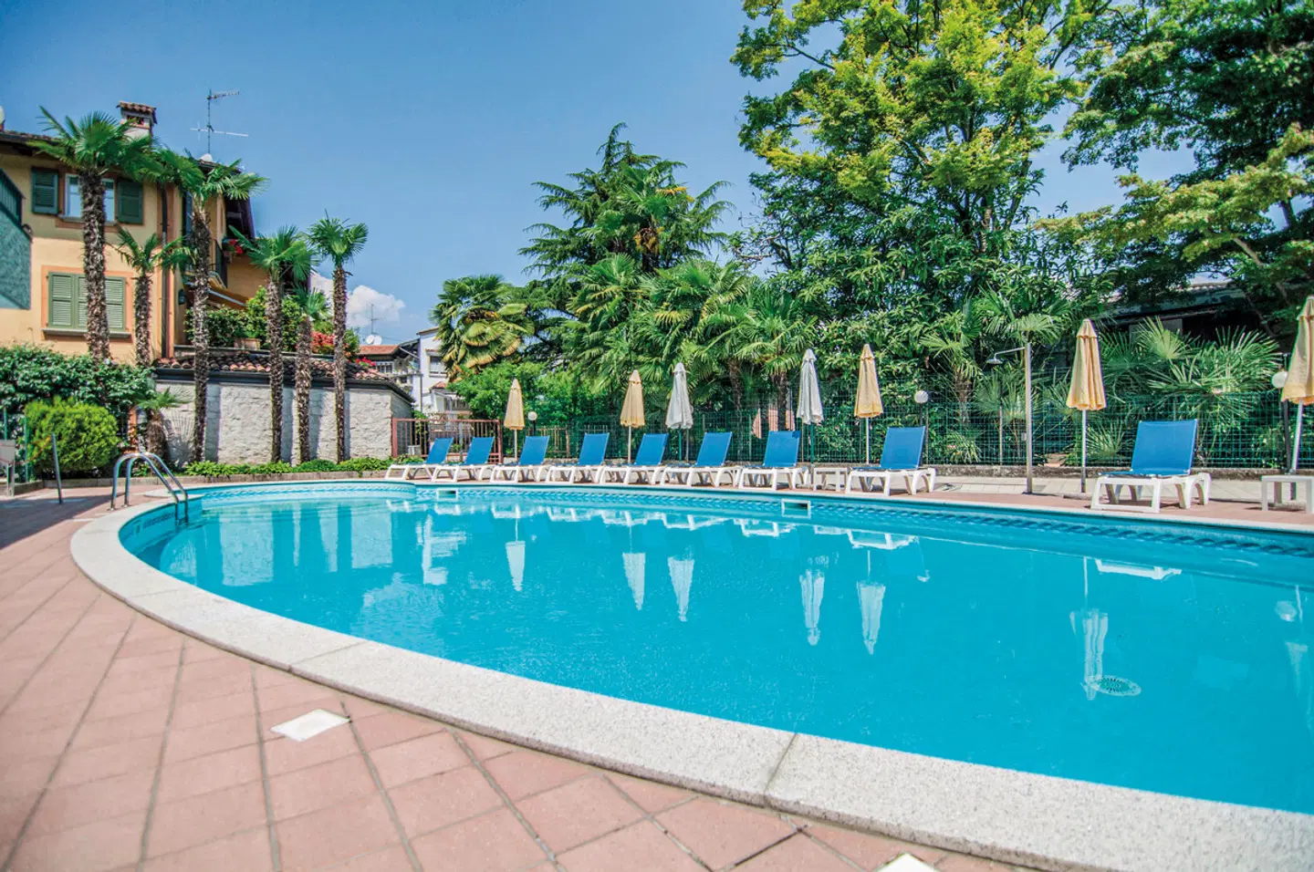 Flora OUTDOOR_POOL