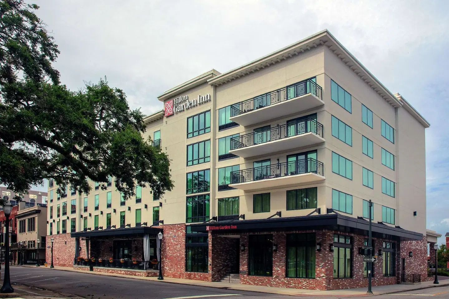 Hilton Garden Inn Mobile Downtown EXTERIOR