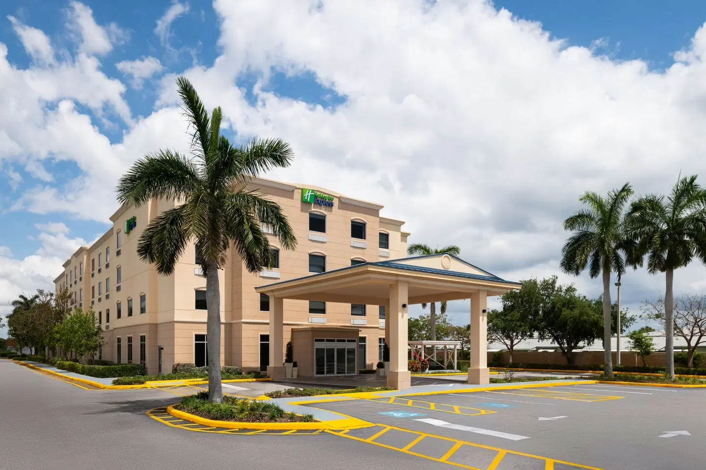 Holiday Inn Express & Suites Boynton Beach East EXTERIOR