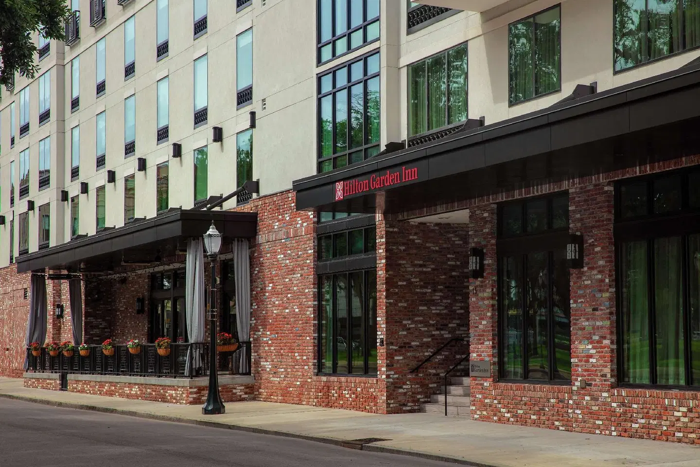 Hilton Garden Inn Mobile Downtown EXTERIOR