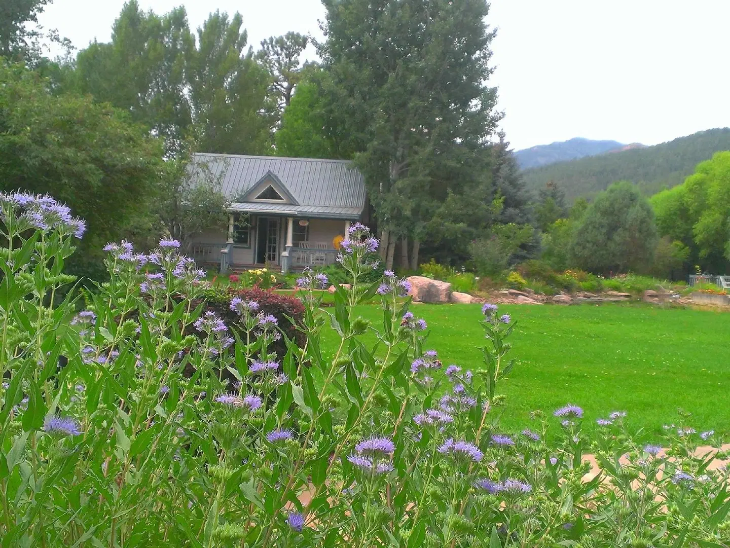 Apple Orchard Inn EXTERIOR