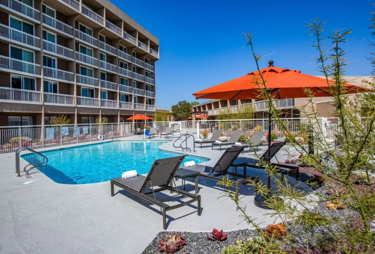 Holiday Inn Oxnard - Ventura OUTDOOR_POOL