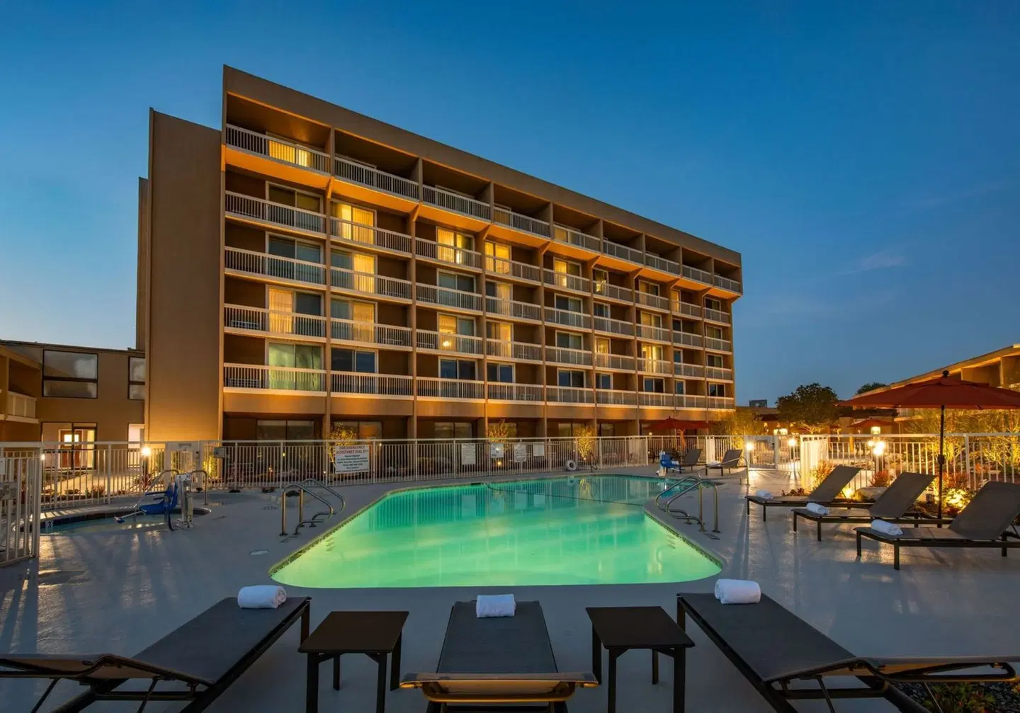 Holiday Inn Oxnard - Ventura OUTDOOR_POOL