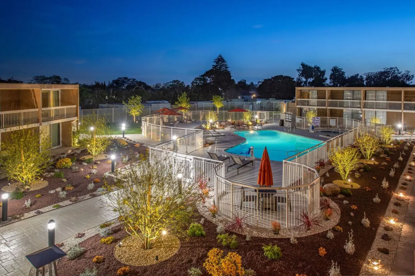 Holiday Inn Oxnard - Ventura OUTDOOR_POOL