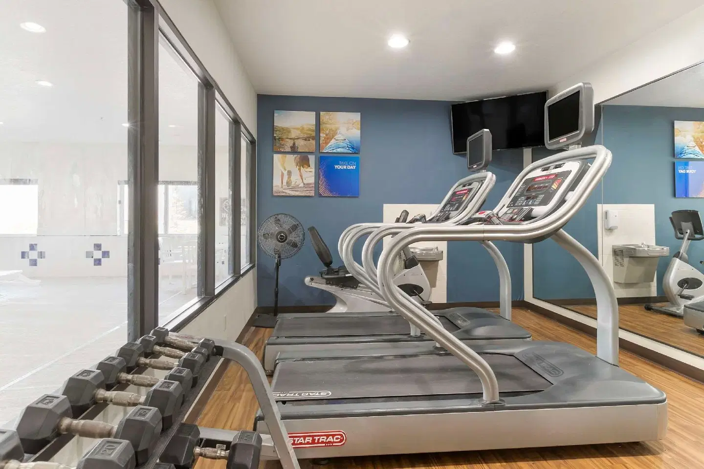 Comfort Inn & Suites SPORTS_AND_LEISURE