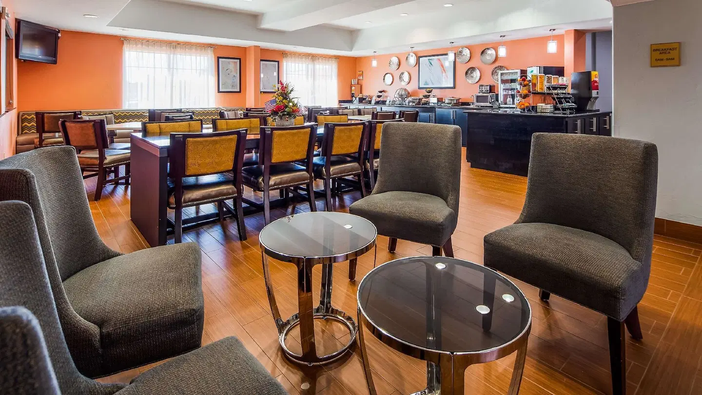 Best Western Plus Barsana Hotel & Suites Bar