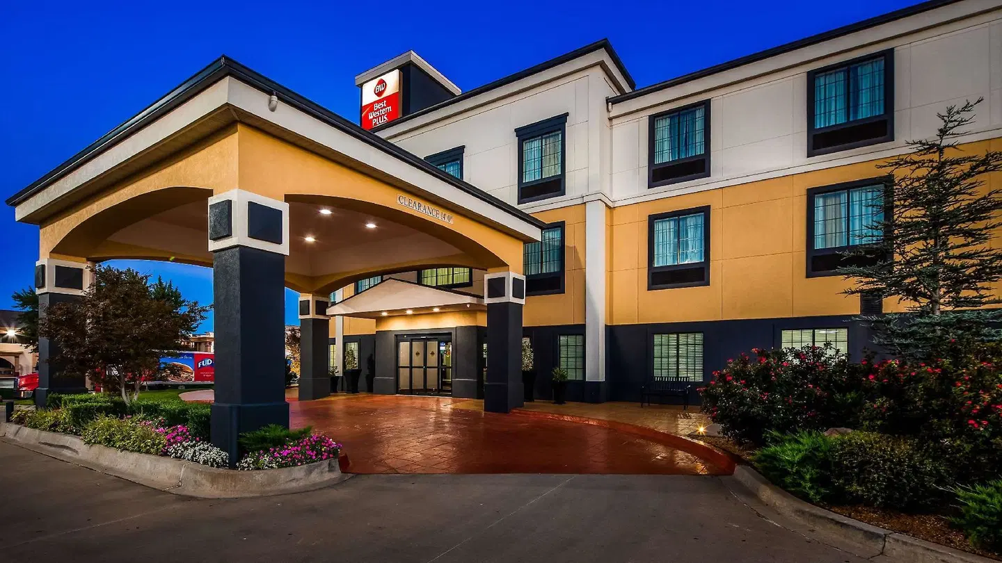 Best Western Plus Barsana Hotel & Suites EXTERIOR