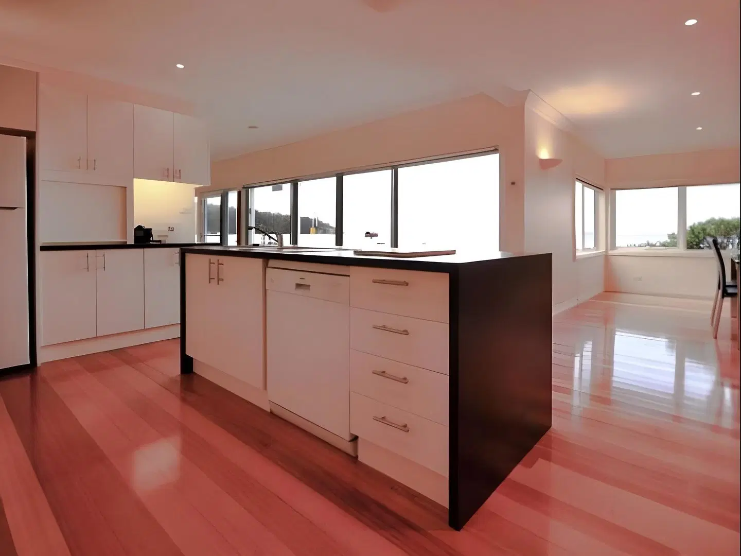 The Esplanade Kingston Beach ROOM_EXAMPLE