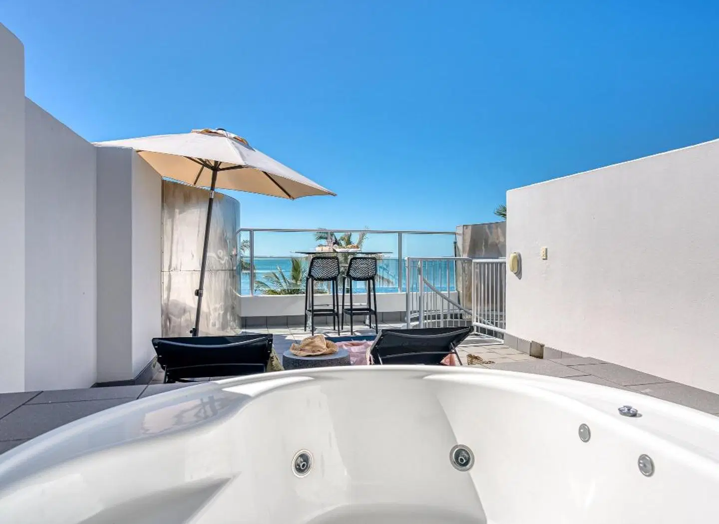 On The Beach Noosa Badezimmer