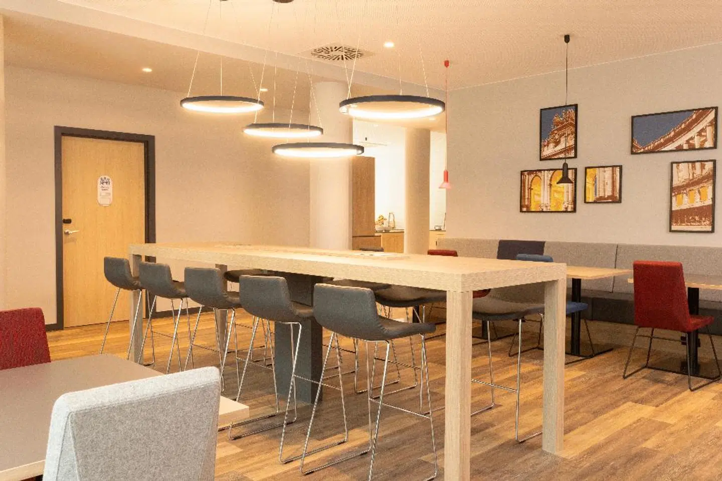 Holiday Inn Express Brussels - Airport by IHG Bar
