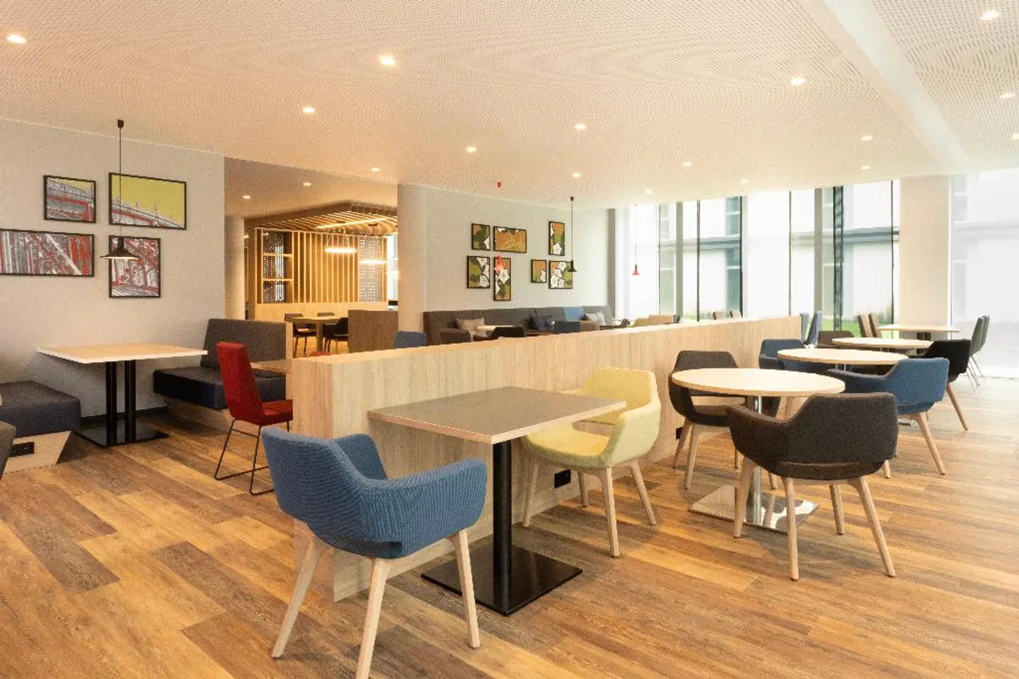 Holiday Inn Express Brussels - Airport by IHG Bar