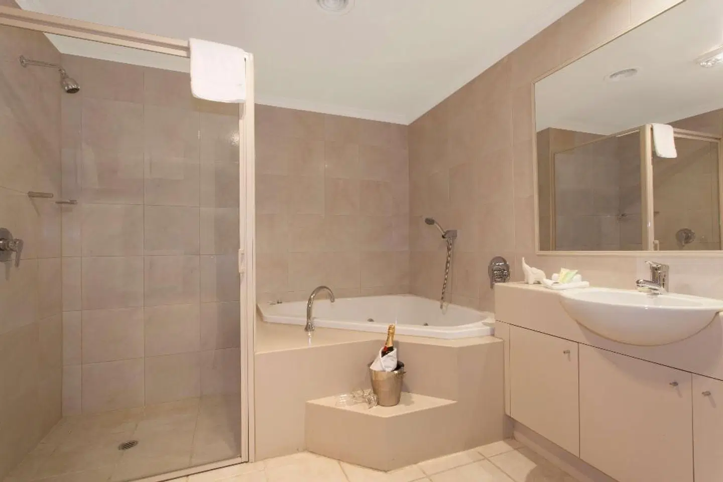 Metropole Melbourne Central Badezimmer