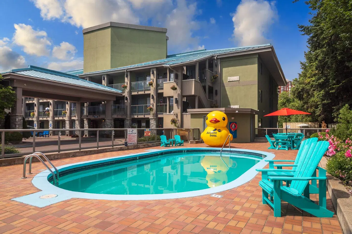 Accent Inns Kelowna OUTDOOR_POOL
