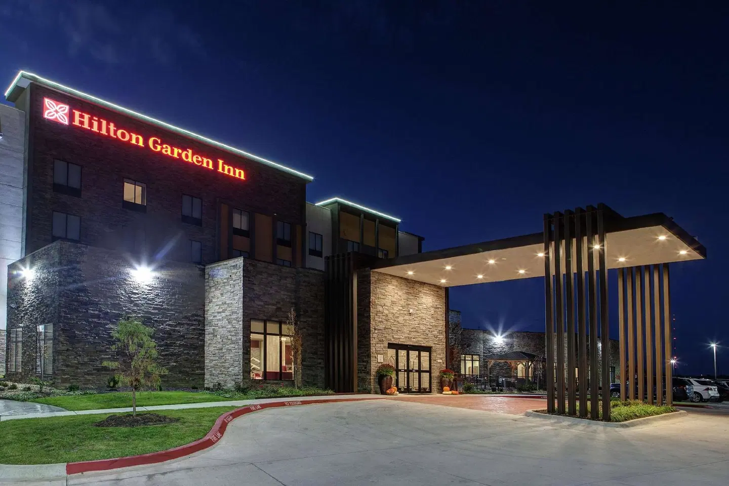 Hilton Garden Inn Topeka EXTERIOR