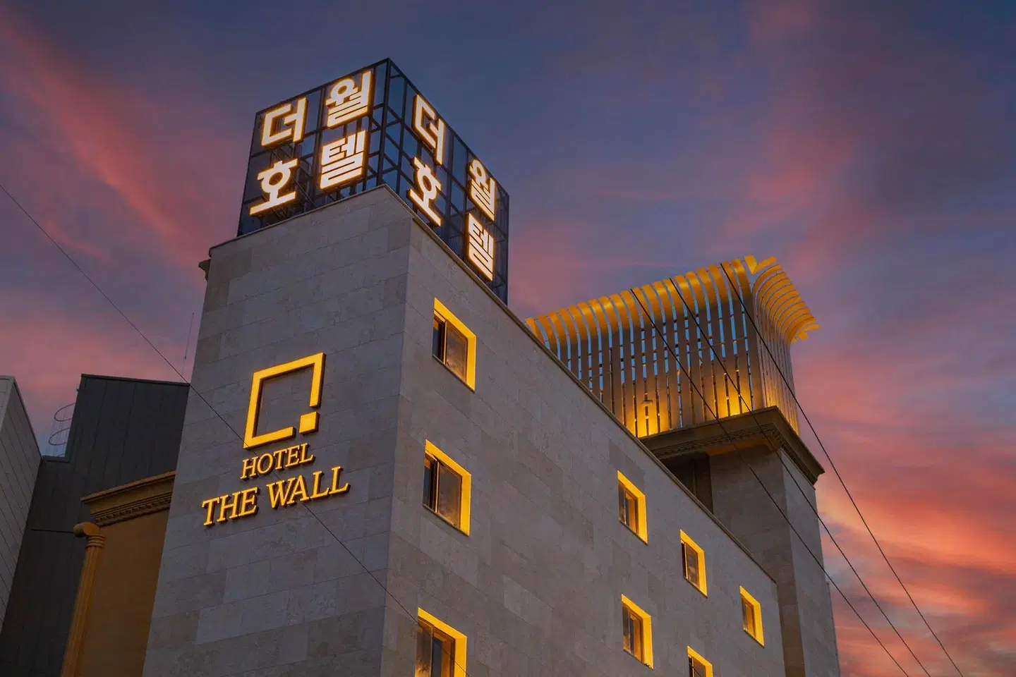 The Wall Hotel EXTERIOR