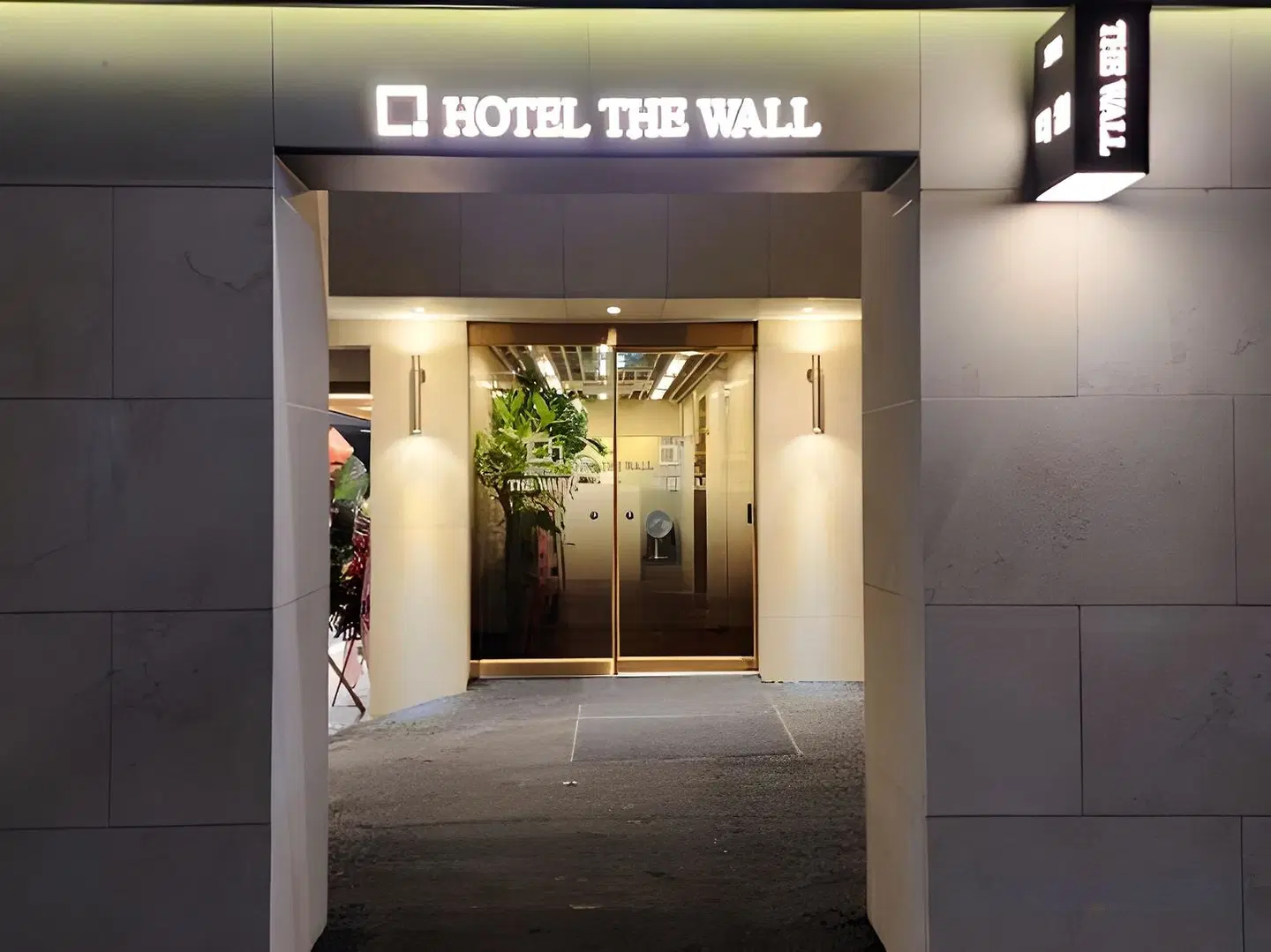 The Wall Hotel EXTERIOR
