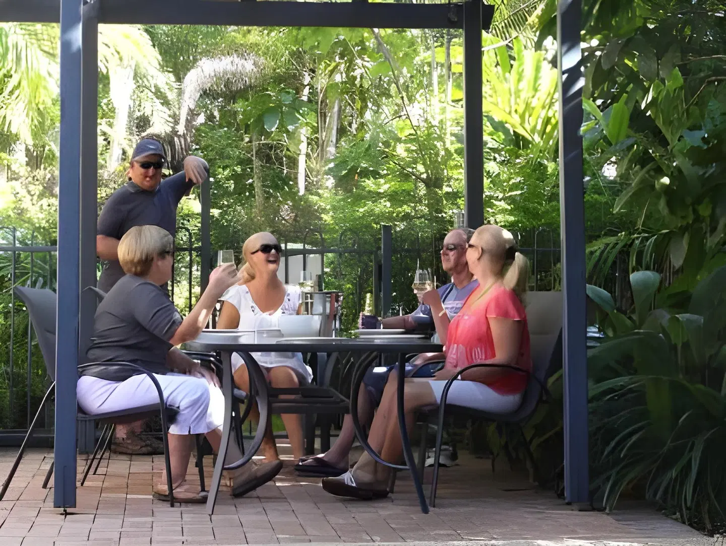 Nautilus Holiday Apartments PEOPLE