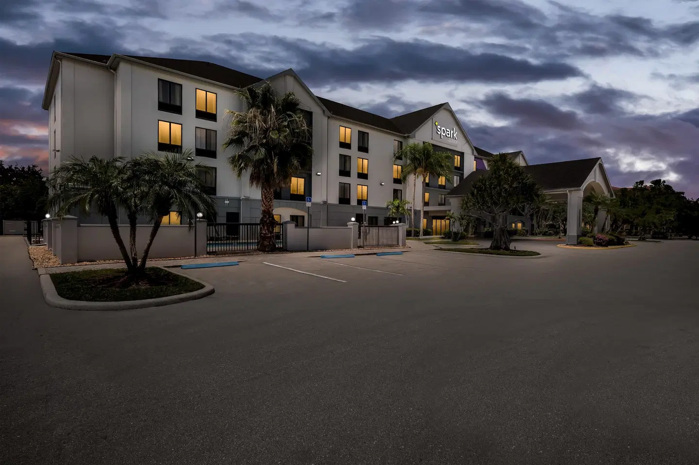 Spark by Hilton Fort Myers EXTERIOR