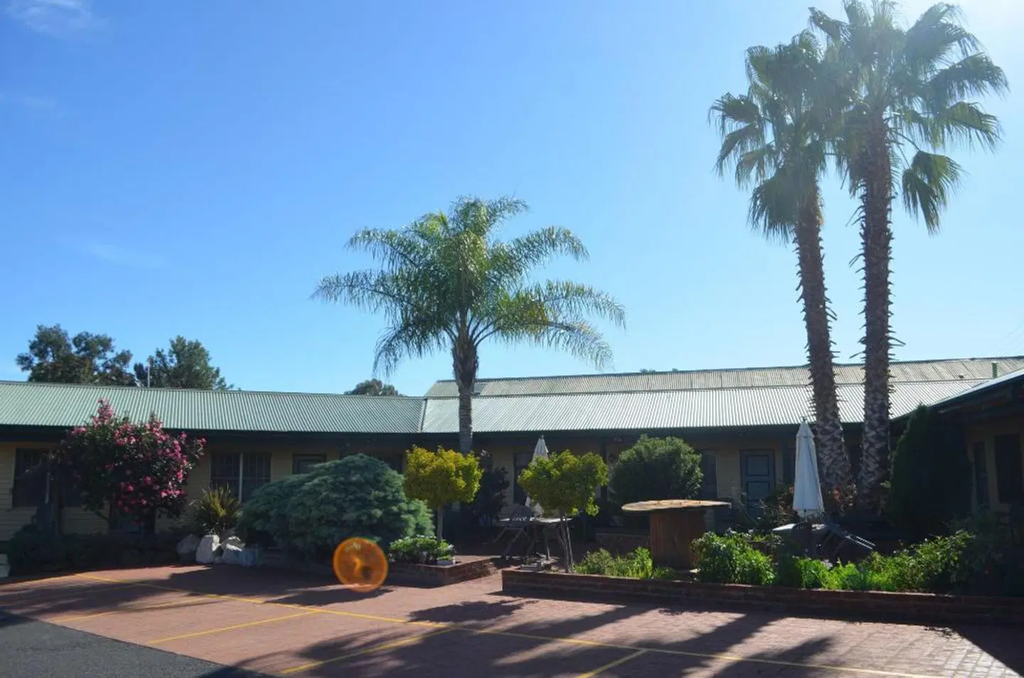 Ten Dollar Town Motel EXTERIOR