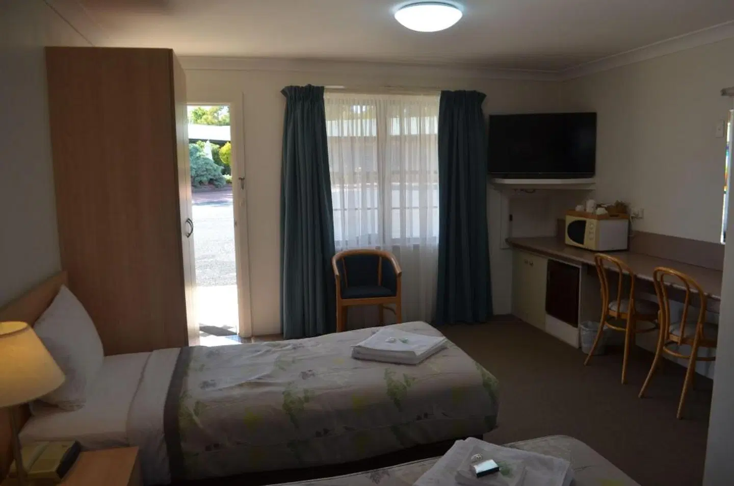 Ten Dollar Town Motel ROOM_EXAMPLE