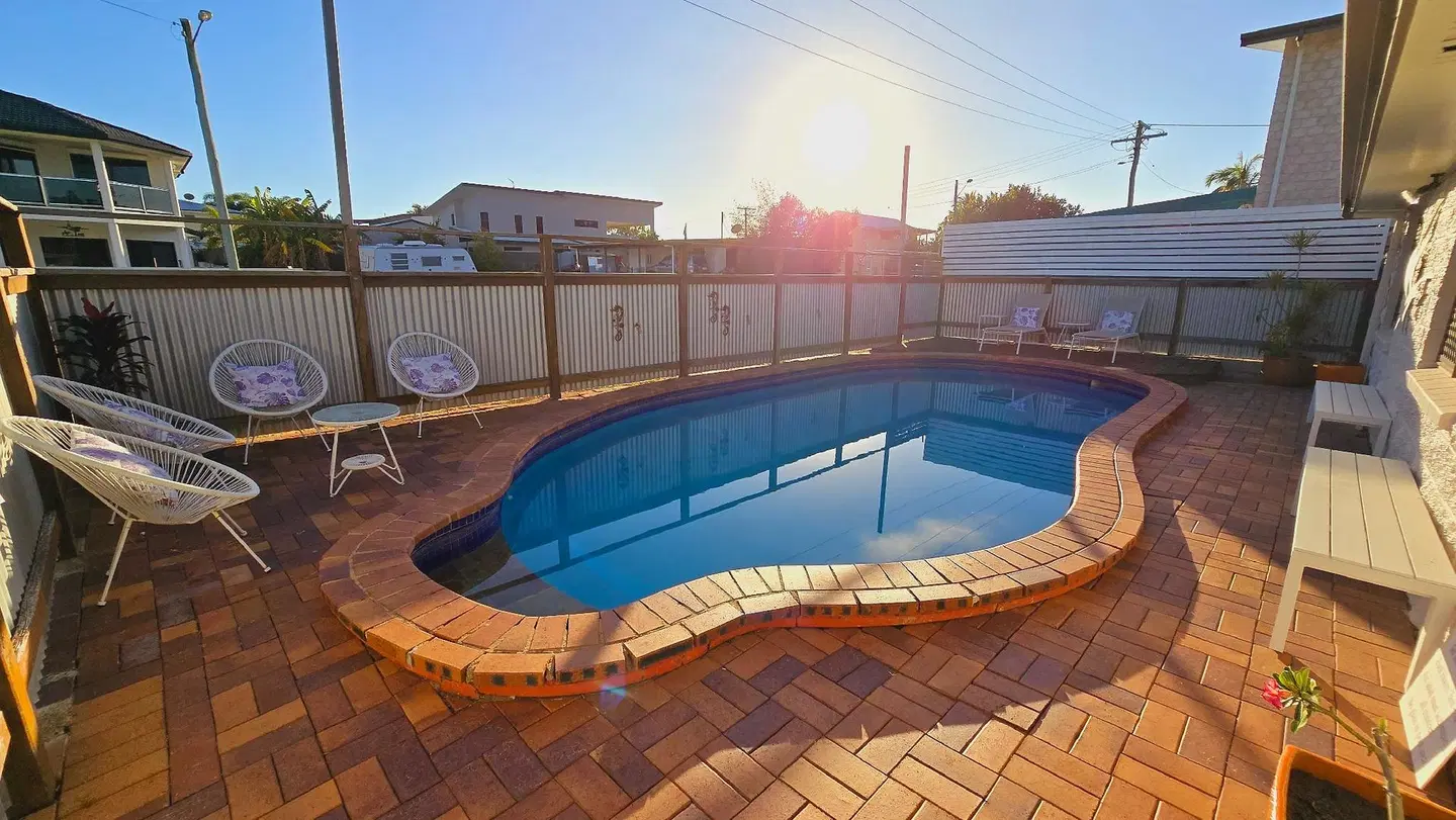 Boyne Island Motel & Villas OUTDOOR_POOL