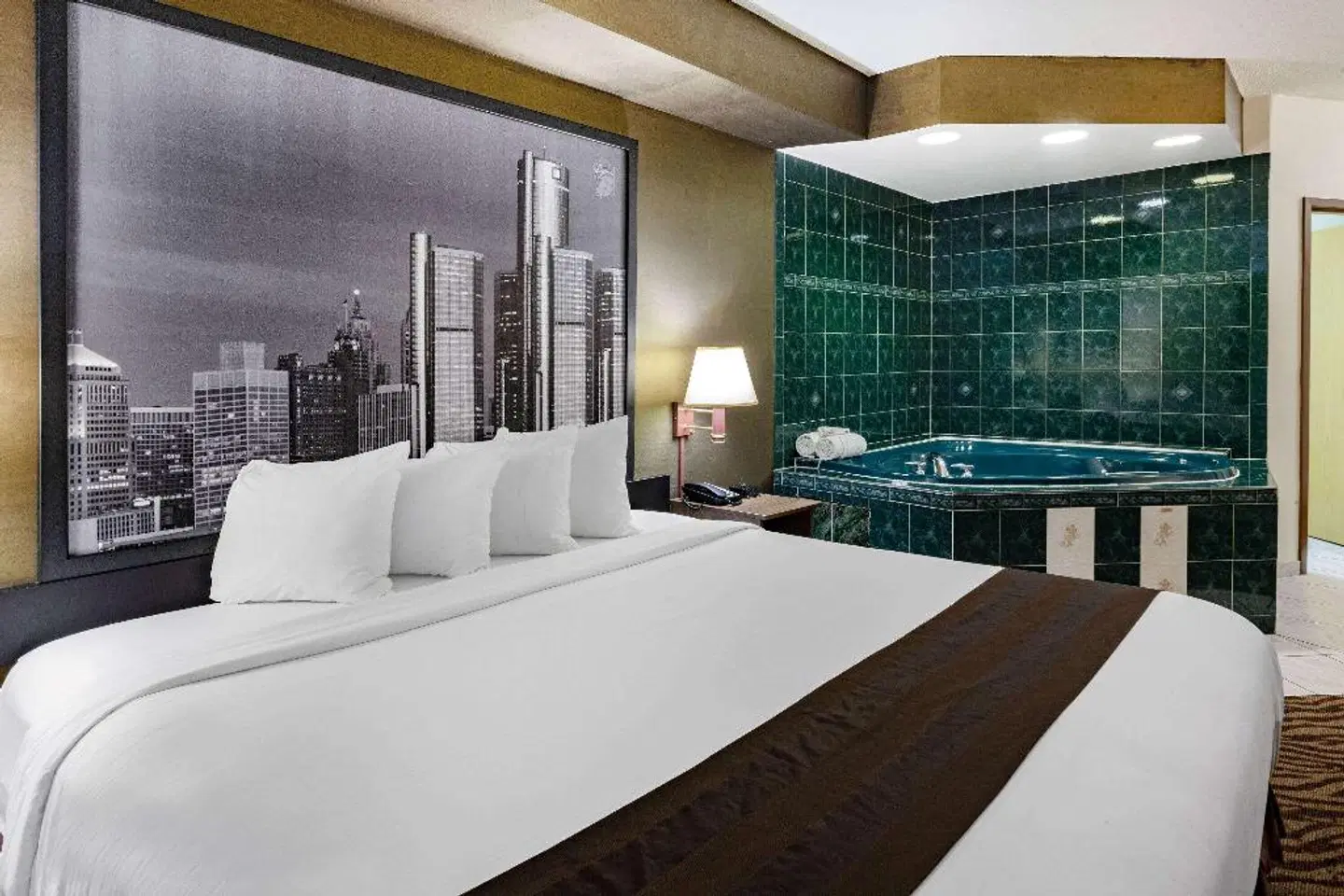 Super 8 by Wyndham Ambassador Bridge Windsor ON ROOM_EXAMPLE
