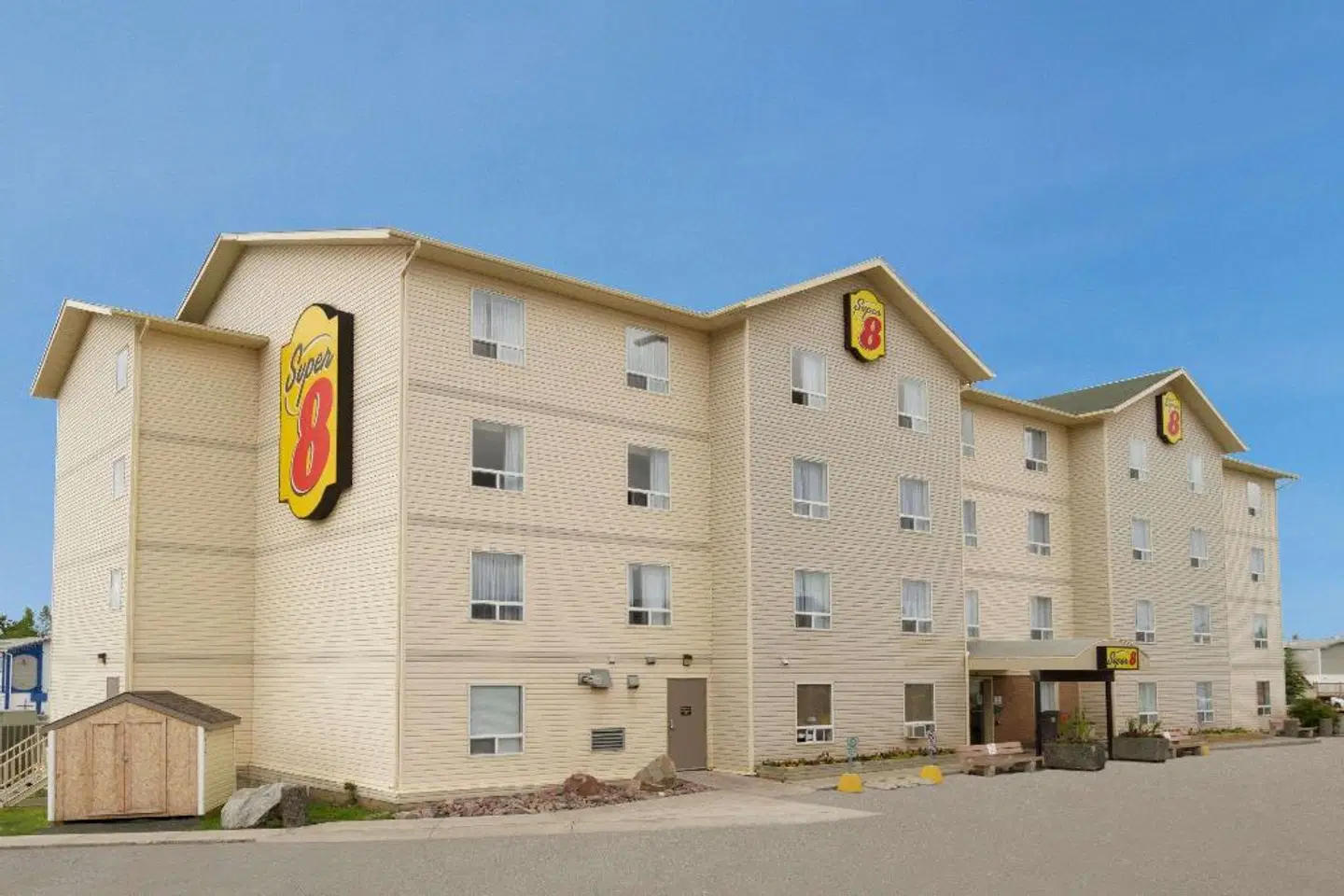 Super 8 by Wyndham Yellowknife EXTERIOR