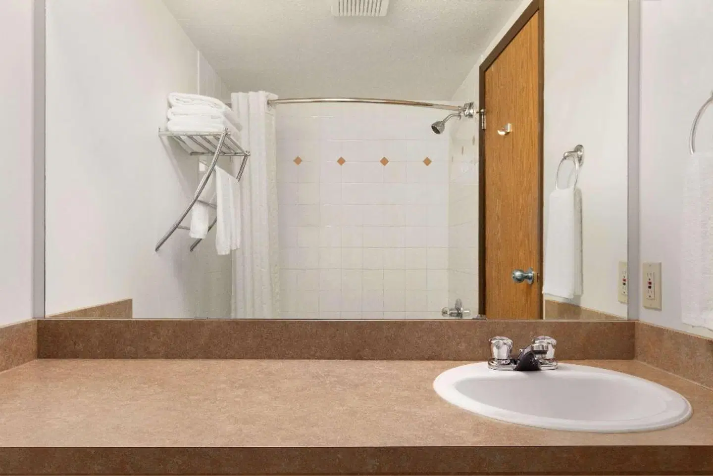 Super 8 by Wyndham Yellowknife Badezimmer