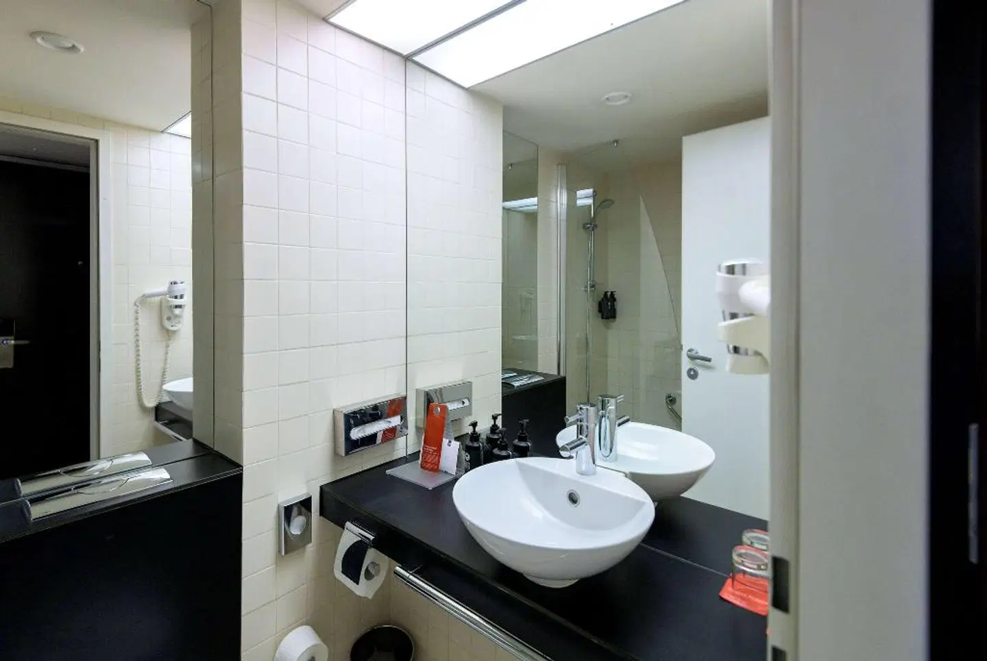 Ramada Plaza by Wyndham Bucharest Convention Center Badezimmer