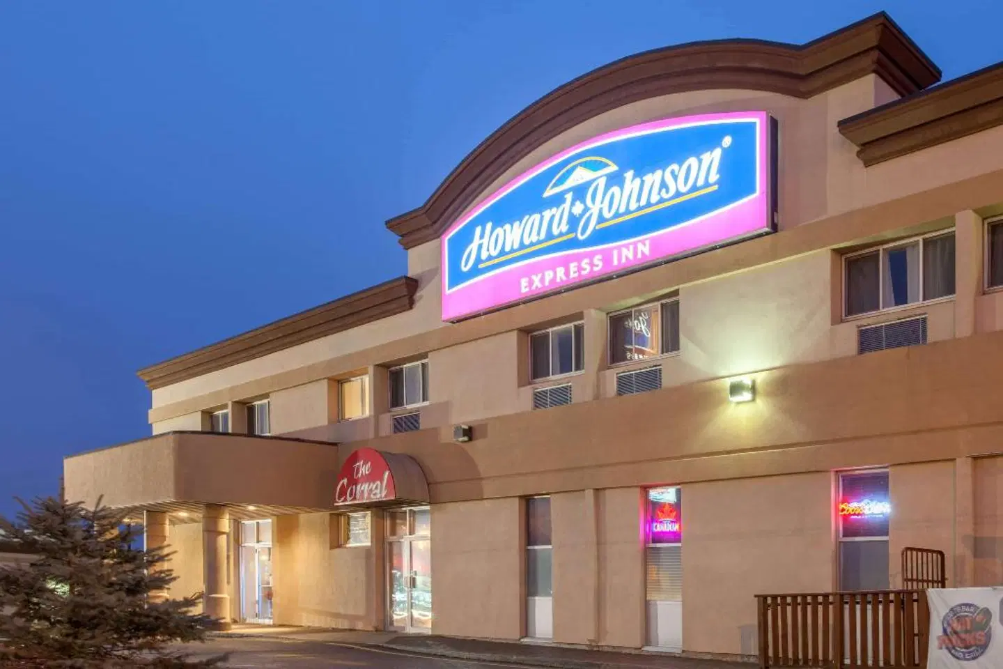 Howard Johnson by Wyndham Winnipeg West EXTERIOR