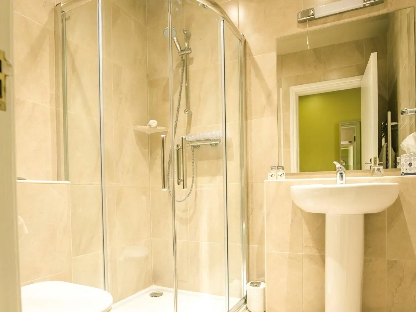 Mc Kevitts Village Hotel Badezimmer