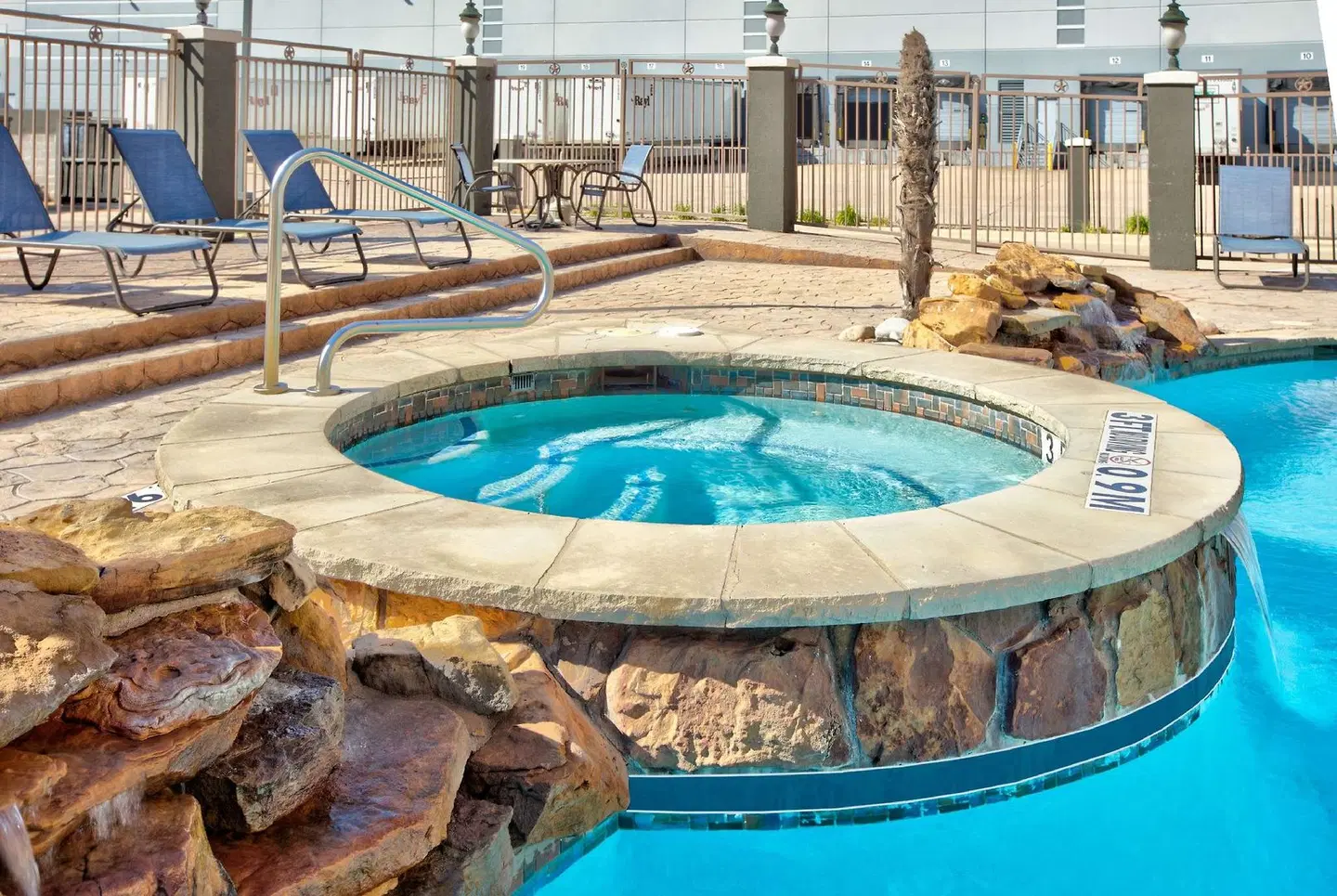 La Quinta Inn & Suites by Wyndham Dallas Grand Prairie South OUTDOOR_POOL