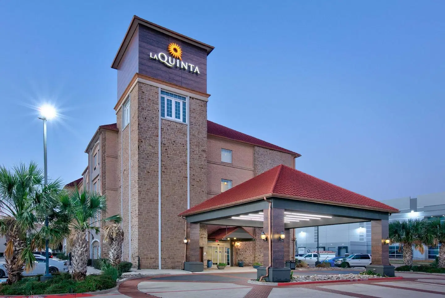 La Quinta Inn & Suites by Wyndham Dallas Grand Prairie South EXTERIOR
