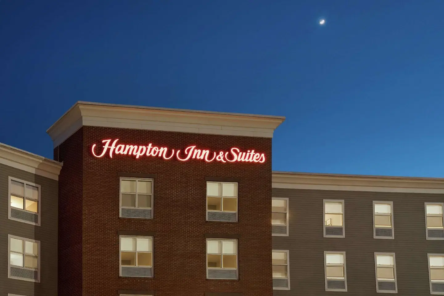 Hampton Inn & Suites Exeter EXTERIOR