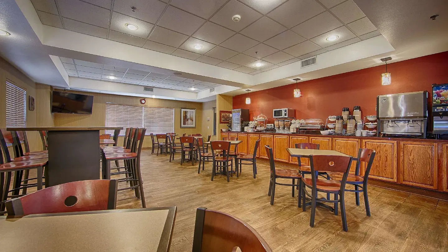 Best Western Plus Woodland Hills Hotel & Suites Restaurant