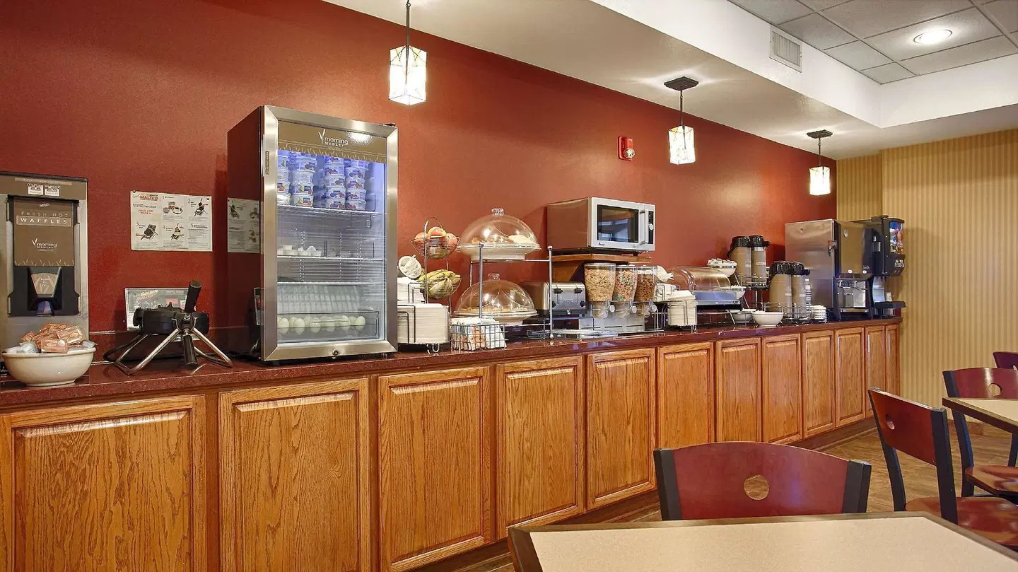 Best Western Plus Woodland Hills Hotel & Suites Bar