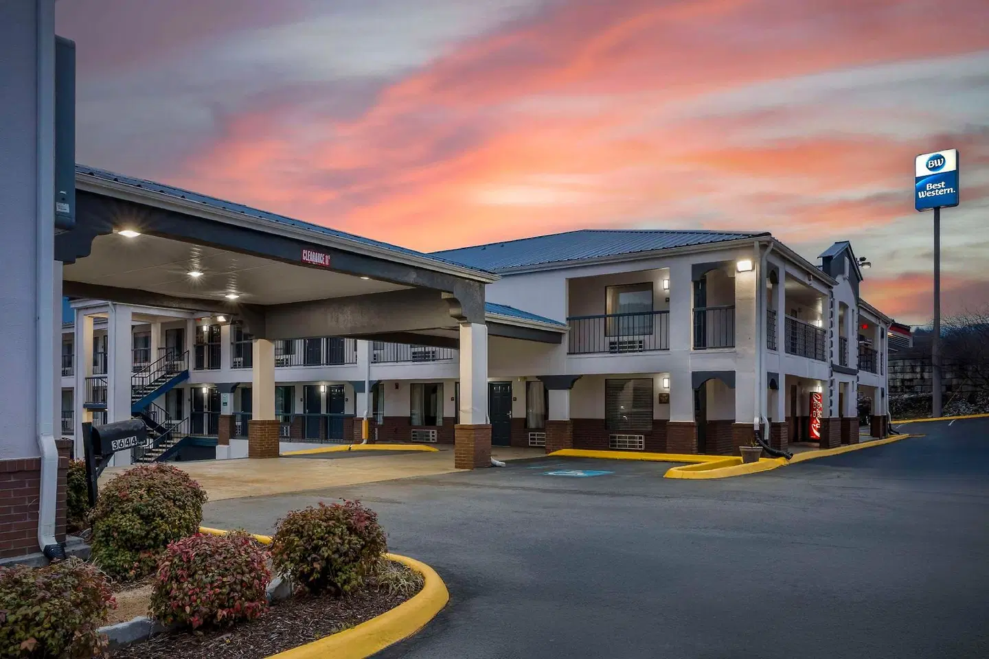 Best Western Royal Inn EXTERIOR