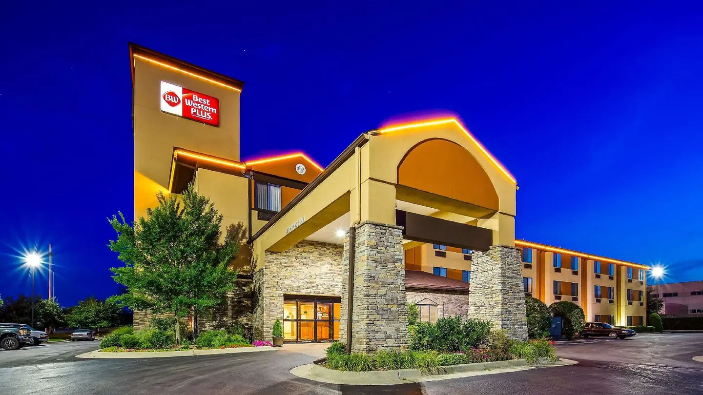 Best Western Plus Woodland Hills Hotel & Suites EXTERIOR