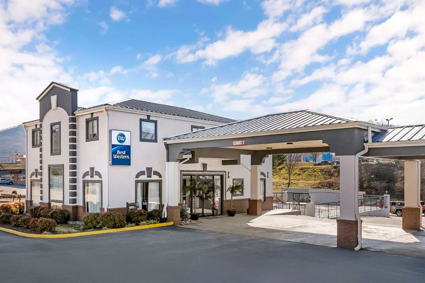 Best Western Royal Inn EXTERIOR