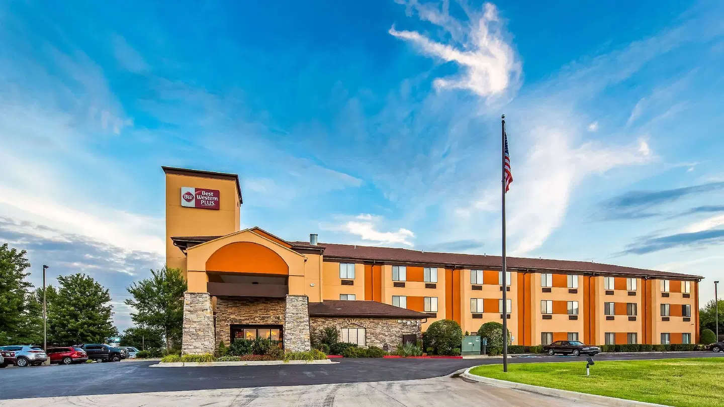 Best Western Plus Woodland Hills Hotel & Suites EXTERIOR