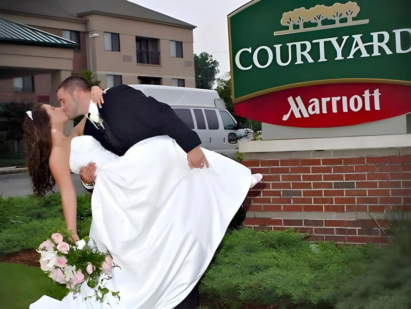 Courtyard by Marriott Concord EXTERIOR