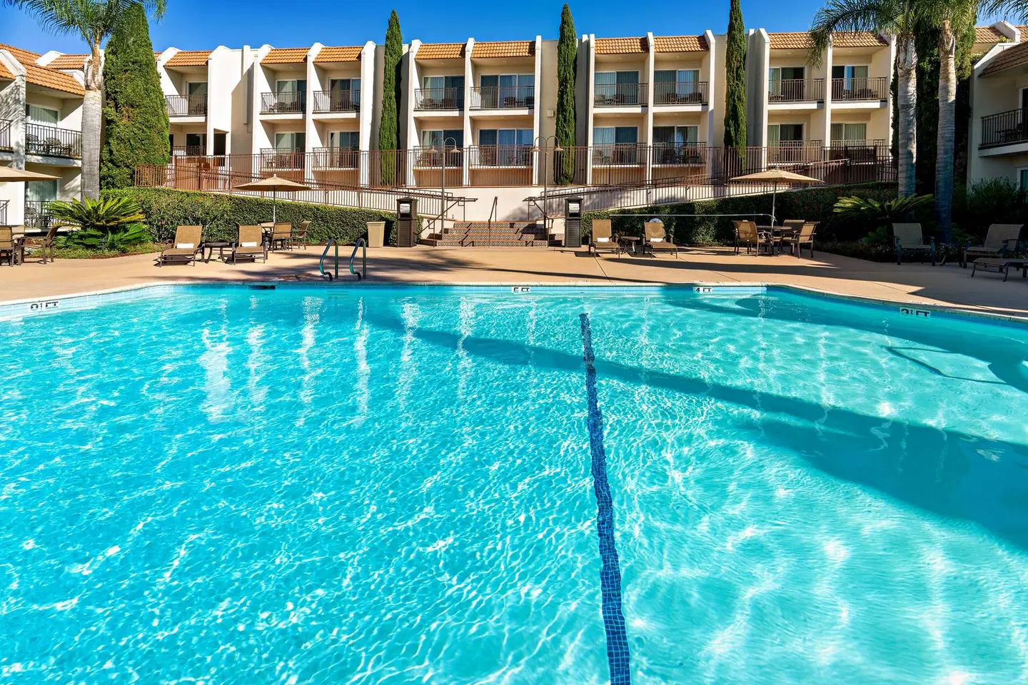 Best Western Plus Royal Oak OUTDOOR_POOL