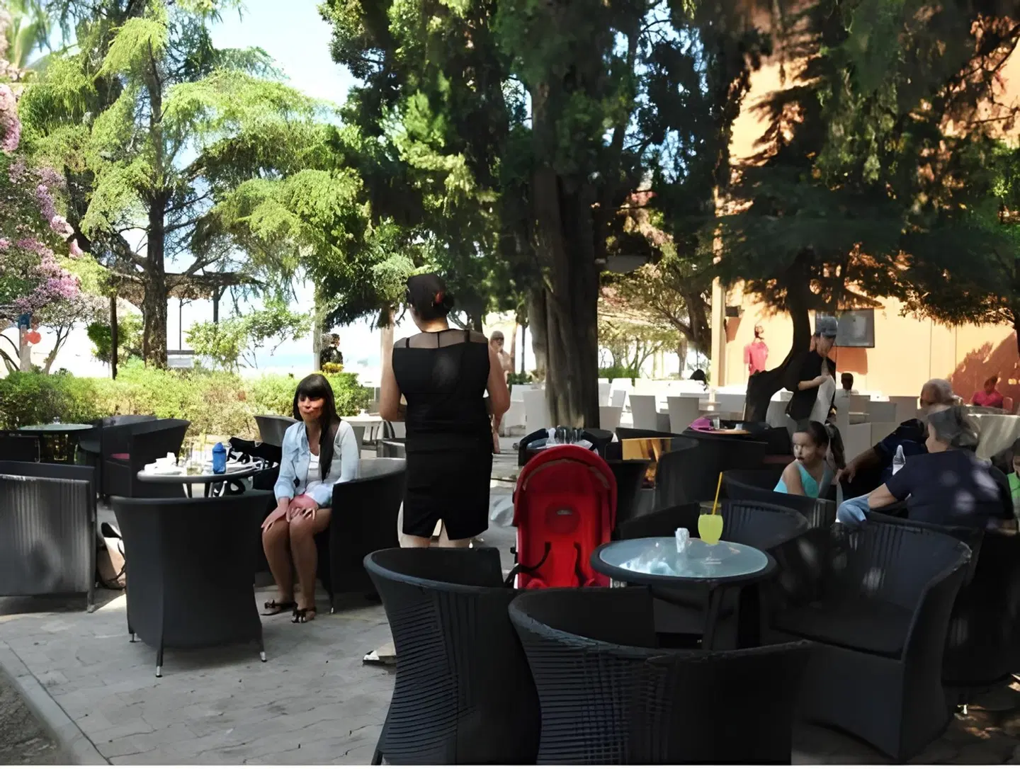 Le Petit Chateau Bar