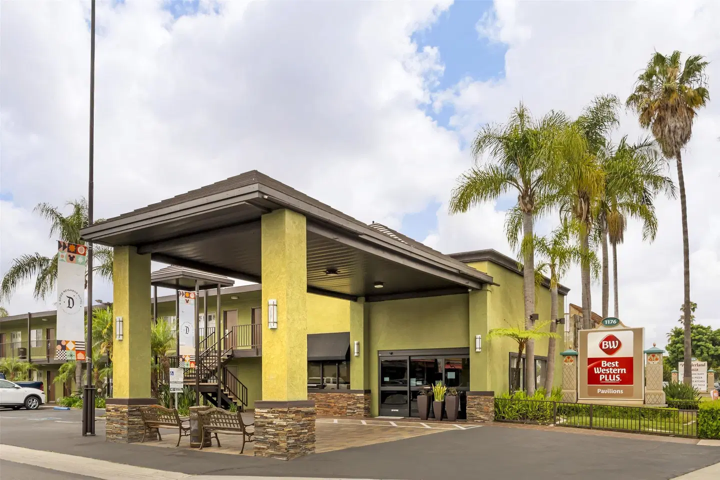 The Best Western PLUS Pavilions EXTERIOR