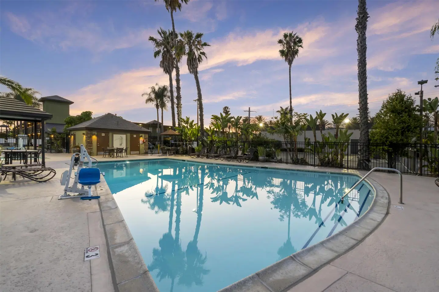 The Best Western PLUS Pavilions OUTDOOR_POOL